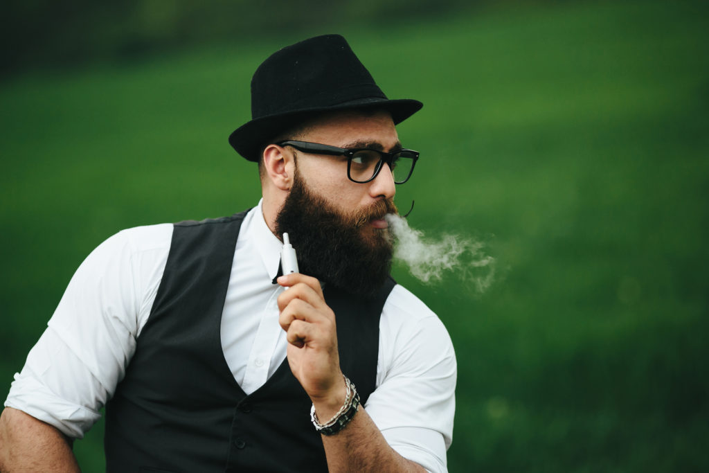 Homem fumando cigarro eletrônico